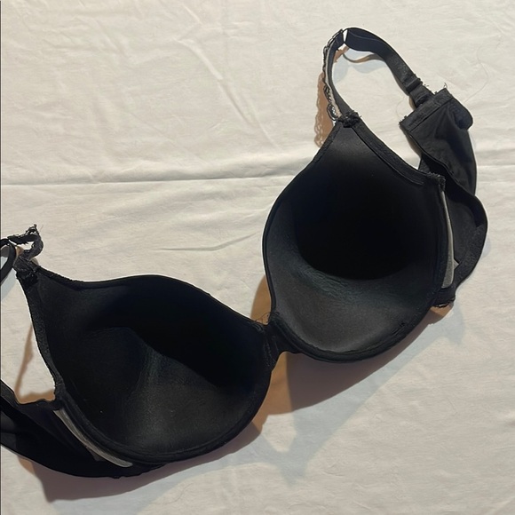 Marilyn Monroe Black Bra with Molded Cups and Underwire - Picture 5 of 8